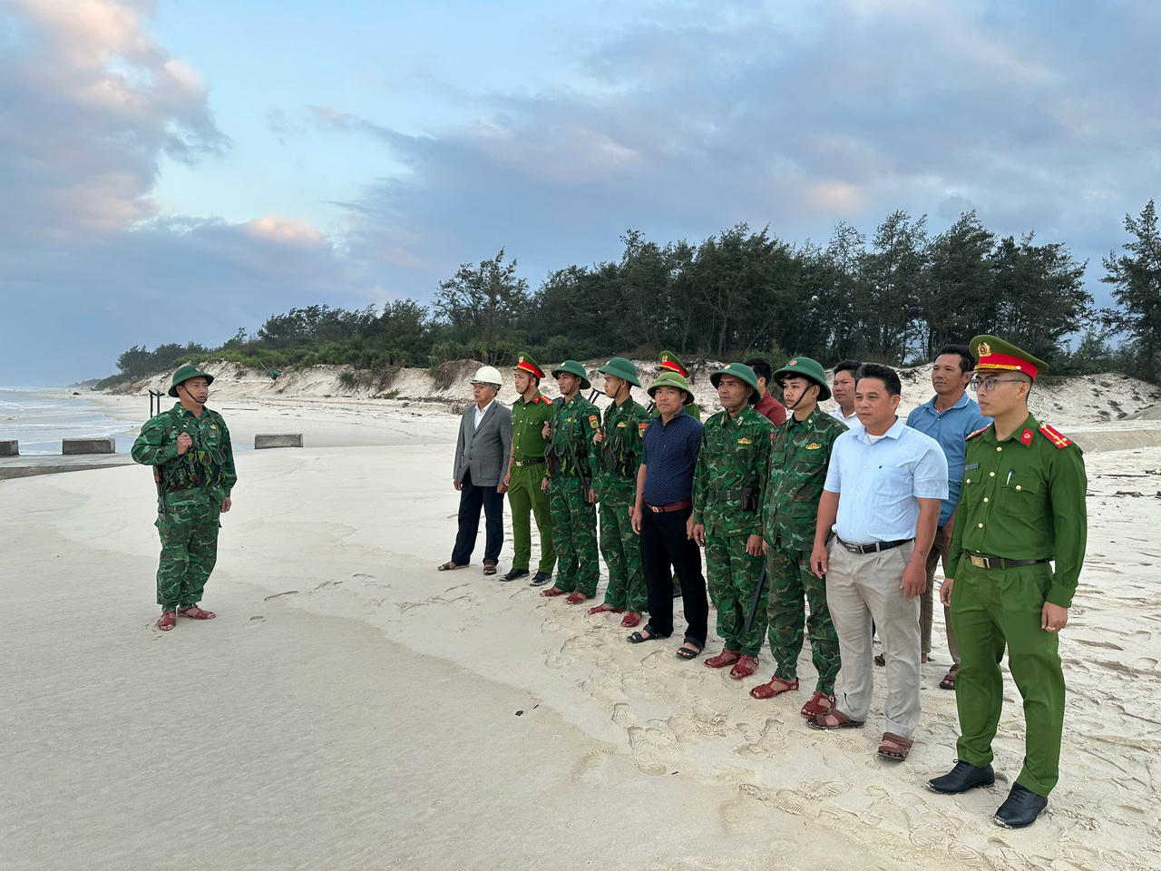 Lực lượng Biên phòng, Công an và chính quyền địa phương kiểm tra, nắm tình hình trên tuyến biển, tăng cường phối hợp quản lý tàu cá và phòng chống khai thác IUU.