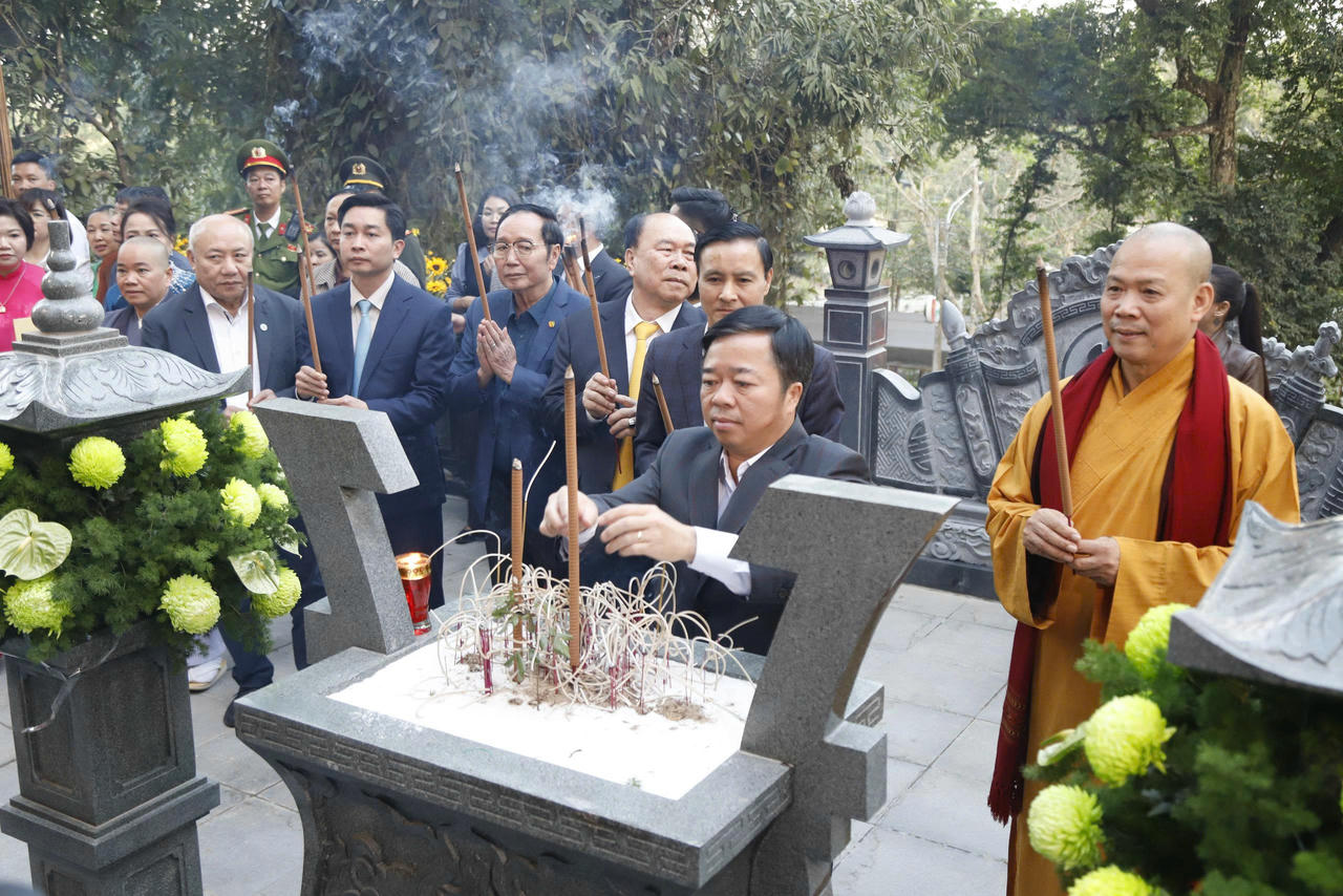 Phó Chủ tịch UBND tỉnh Thái Nguyên, ông Bùi Văn Lương và các đại biểu dâng hương tại đền Đuổm.