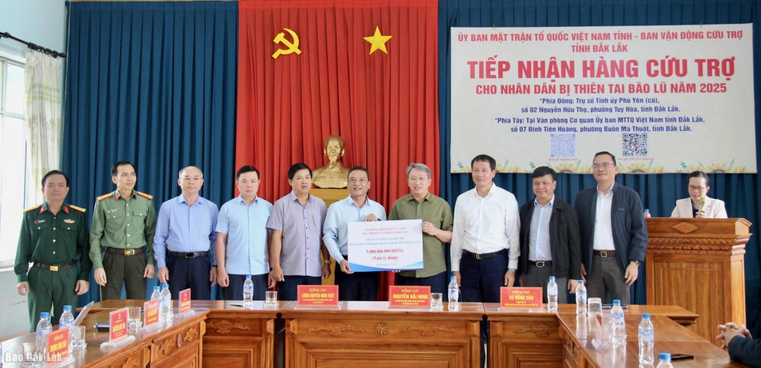 Đồng chí Nguyễn Hải Ninh và đồng chí Vũ Hồng Văn cùng Đoàn công tác trao kinh phí hỗ trợ cho tỉnh Đắk Lắk.