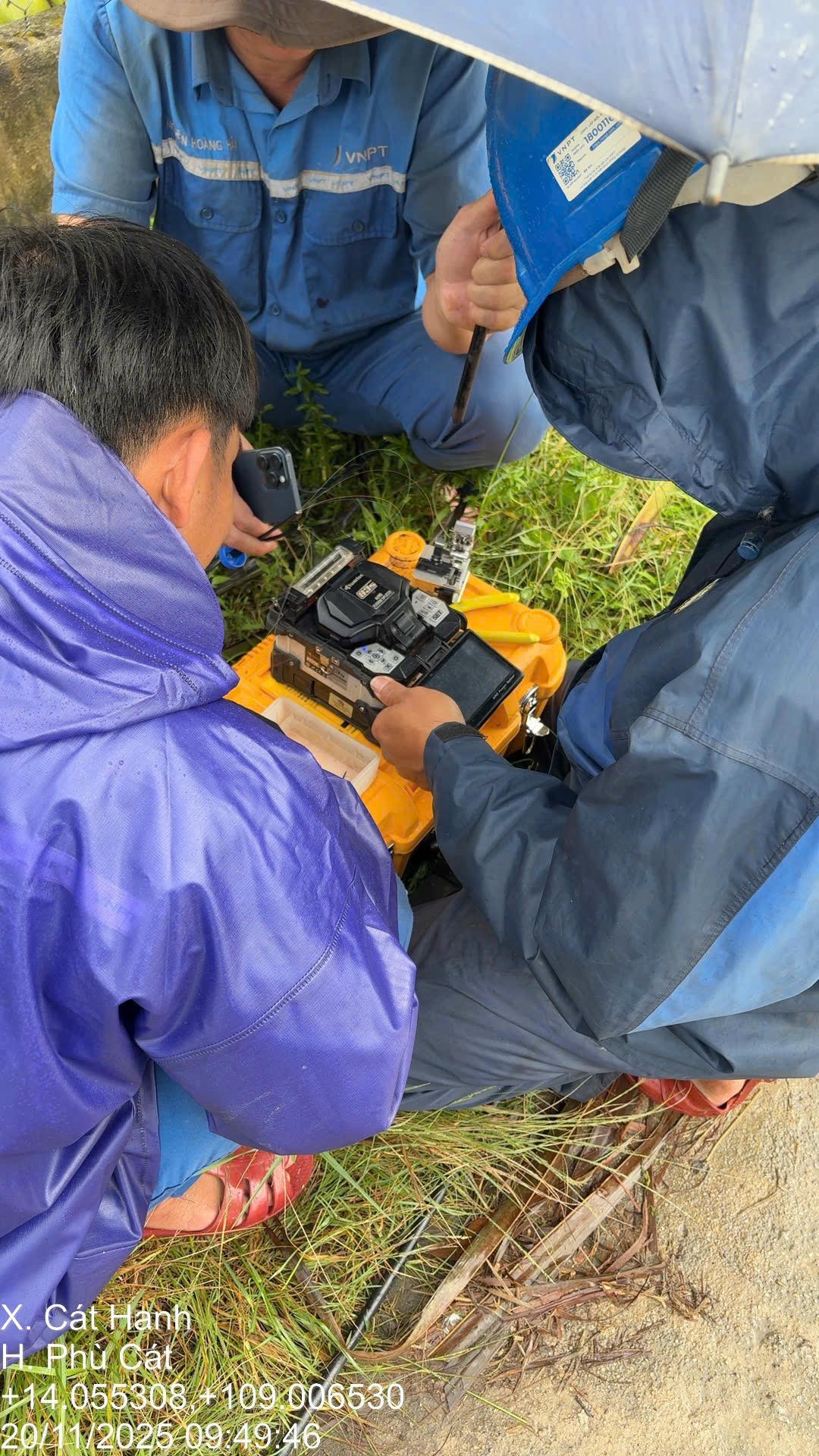 Các đội kỹ thuật của VNPT khẩn trương khôi phục hệ thống ngay khi ngớt mưa&nbsp;&nbsp;