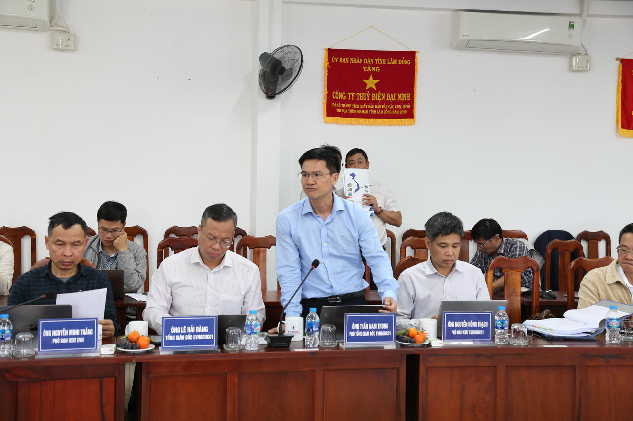 Đại diện các đơn vị báo cáo với Đoàn công tác.