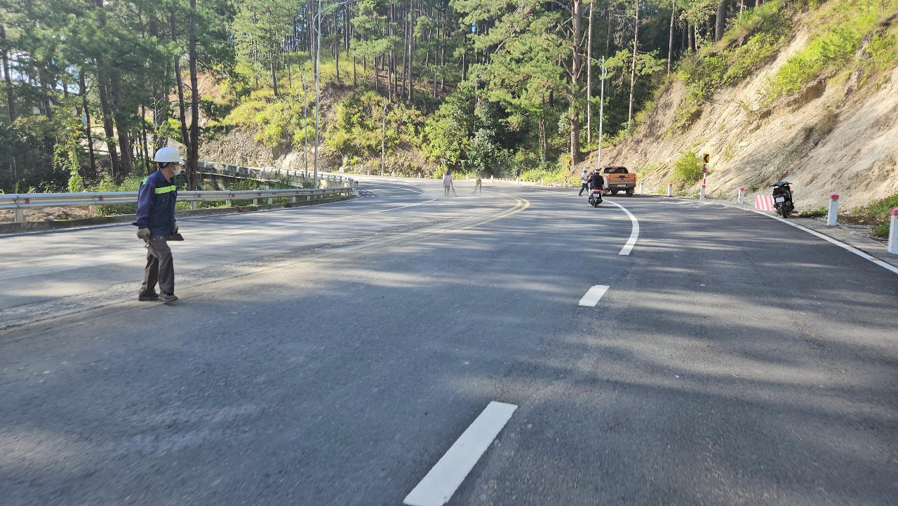 Công nhân dọn dẹp mặt đường đèo Prenn ngày 24/11.