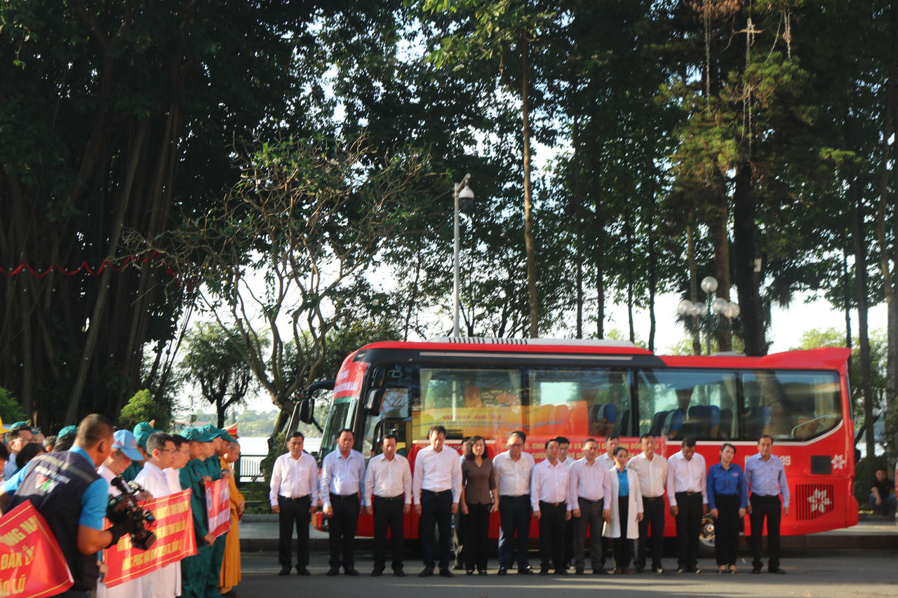 Lãnh đạo tỉnh Đồng Nai dành một phút mặc niệm tượng niệm các nhân mất trong lũ lụt.