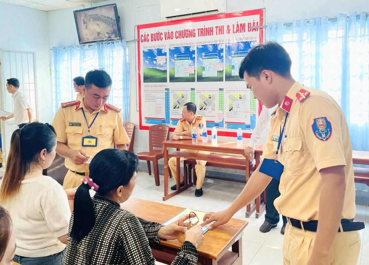 Cán bộ Cảnh sát giao thông Cà Mau, hướng dẫn thí sinh trước khi bước vào các phần thi sát hạch giấy phép lái xe.