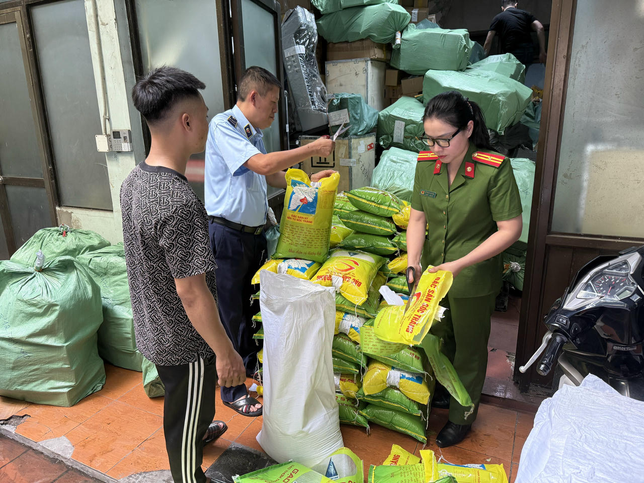 Lực lượng Quản lý thị trường cùng Công an TP Hà Nội xử phạt và buộc tiêu hủy bao bì xâm phạm nhãn hiệu gạo ST25. 