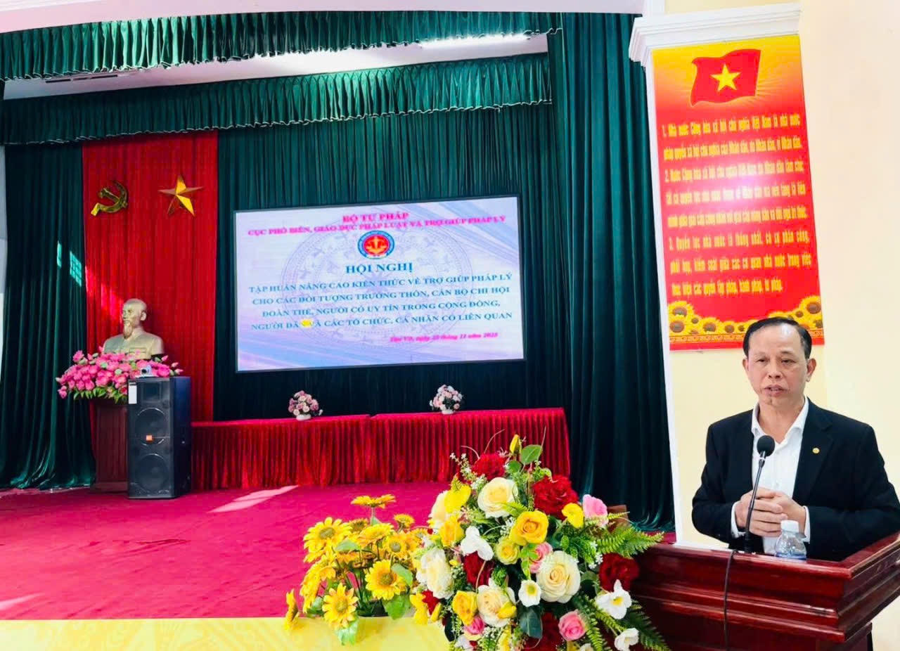 Ông Nguyễn Tiến Sỹ – Phó Giám đốc Trung tâm Trợ giúp pháp lý tỉnh Hưng Yên phát biểu tại lớp tập huấn