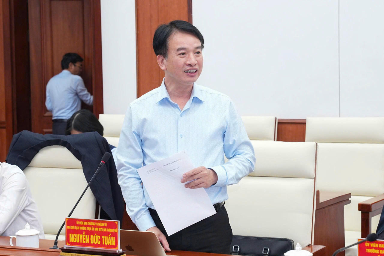 Phó Chủ tịch Thường trực Ủy ban MTTQ Việt Nam thành phố Nguyễn Đức Tuấn phát biểu tại cuộc họp.