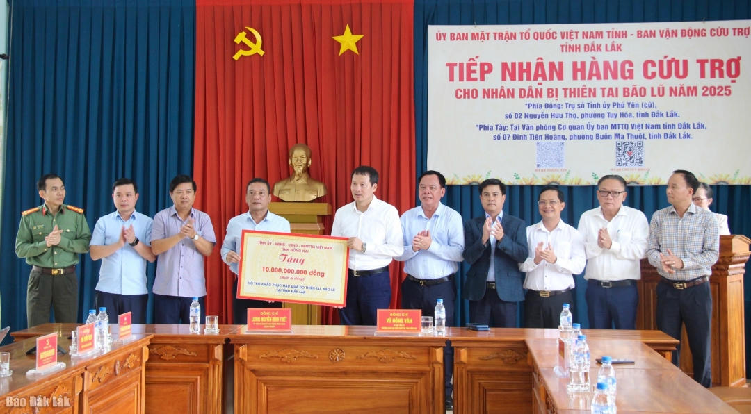 Đồng chí Vũ Hồng Văn trao 10 tỷ đồng của Tỉnh ủy, HĐND, UBND, Ủy ban MTTQ Việt Nam tỉnh Đồng Nai hỗ trợ tỉnh Đắk Lắk hỗ trợ khắc phục hậu quả do thiên tai, bão lũ.