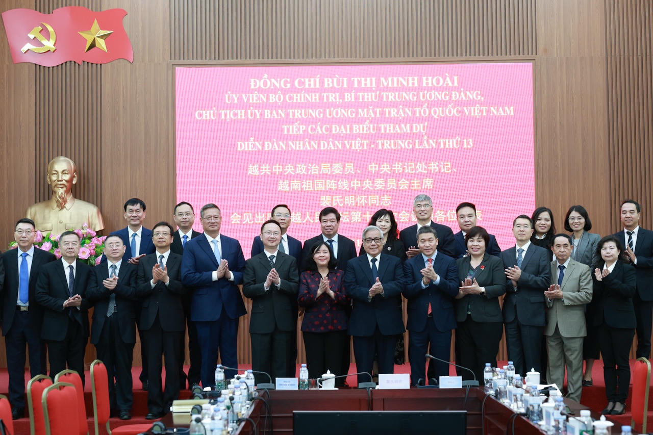 Ủy viên Bộ Chính trị, Bí thư Trung ương Đảng, Chủ tịch UBTƯ MTTQ Việt Nam Bùi Thị Minh Hoài và đại biểu hai nước tại buổi gặp mặt. Ảnh: PV