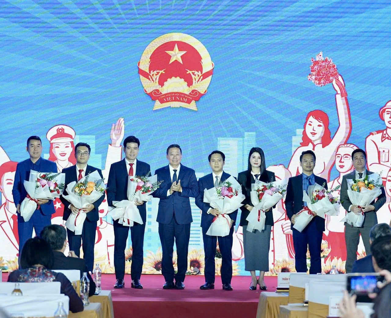 La Défense đồng hành cùng Báo PLVN trong chương trình "Gương sáng Pháp luật".