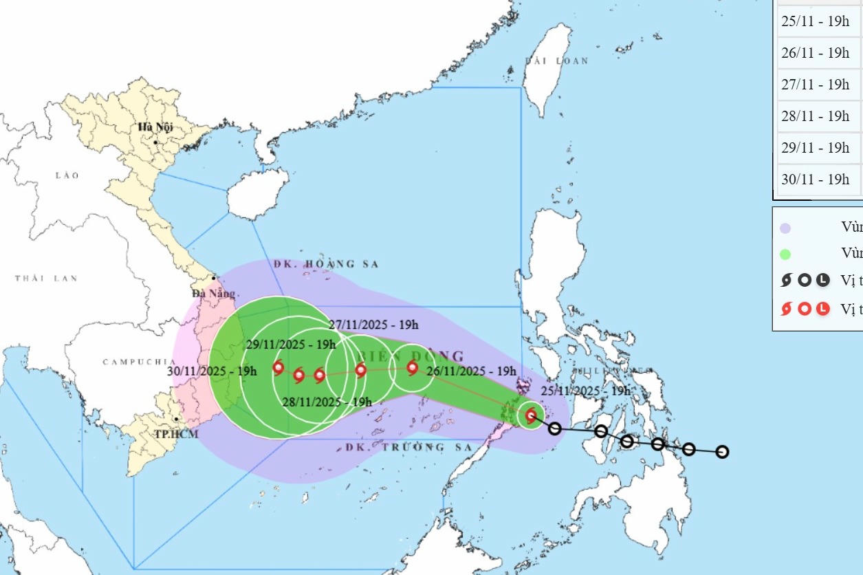 Bão đang di chuyển nhanh vào Biển Đông