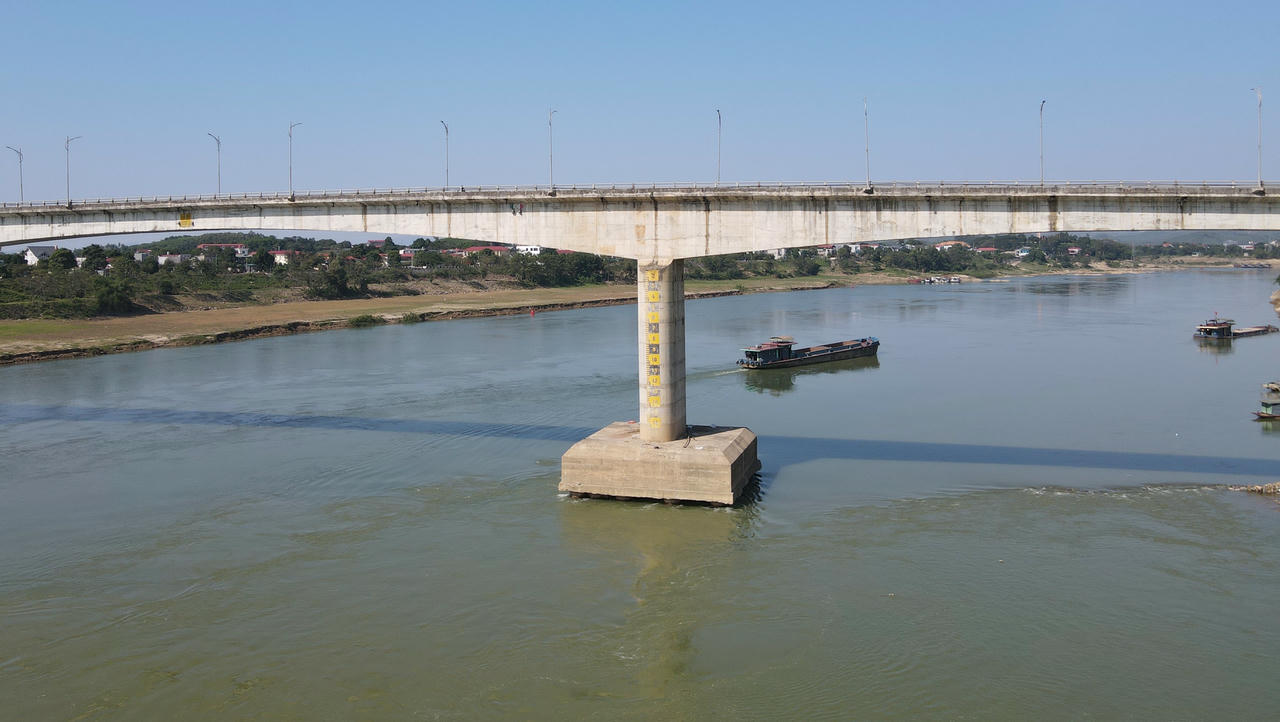 Cọc khoan nhồi Trụ T5 cầu Sông Lô vẫn ngập trong nước sông Lô. (Ảnh: Đức Tuyển)