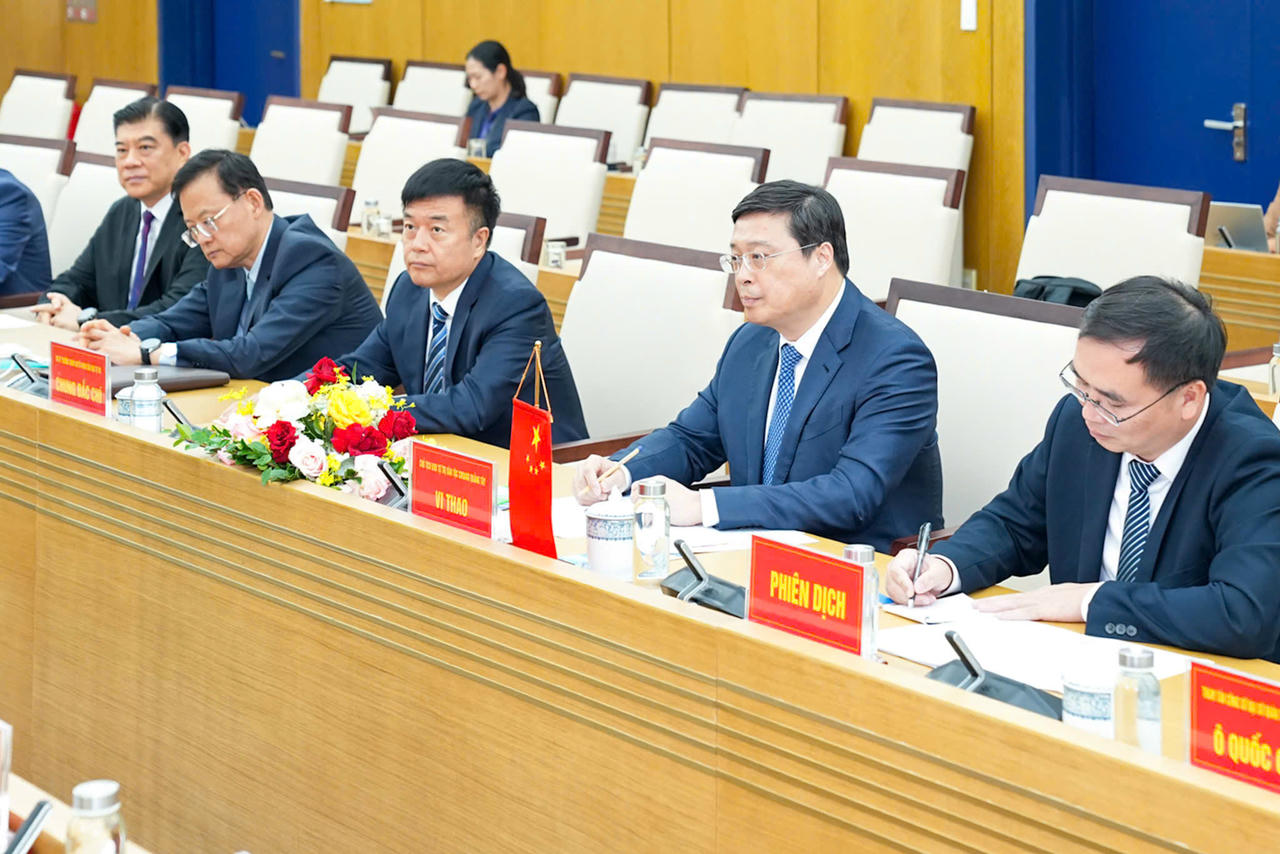 Ông Vi Thao, Ủy viên Trung ương Đảng, Phó Bí thư Khu ủy, Chủ tịch Chính quyền Khu tự trị dân tộc Choang Quảng Tây phát biểu tại cuộc làm việc.