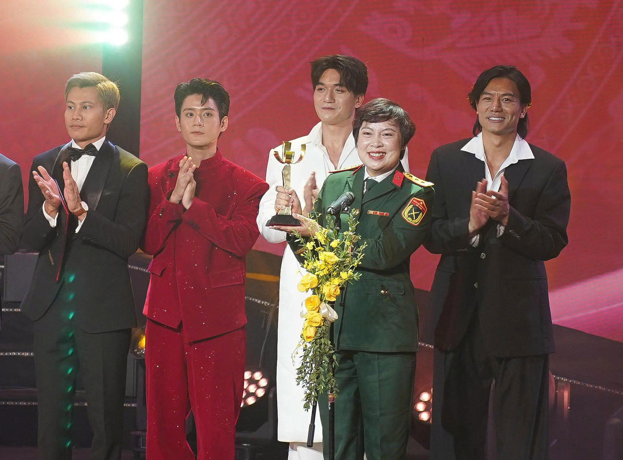 Đạo diễn Đặng Thái Huyền đại diện đoàn phim “Mưa đỏ” nhận giải Bông sen vàng. Ảnh: BTC