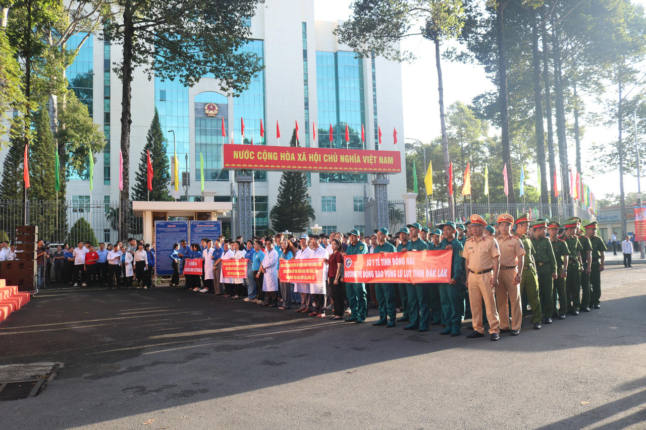 Lực lượng trong đoàn công tác đi cứu trợ.