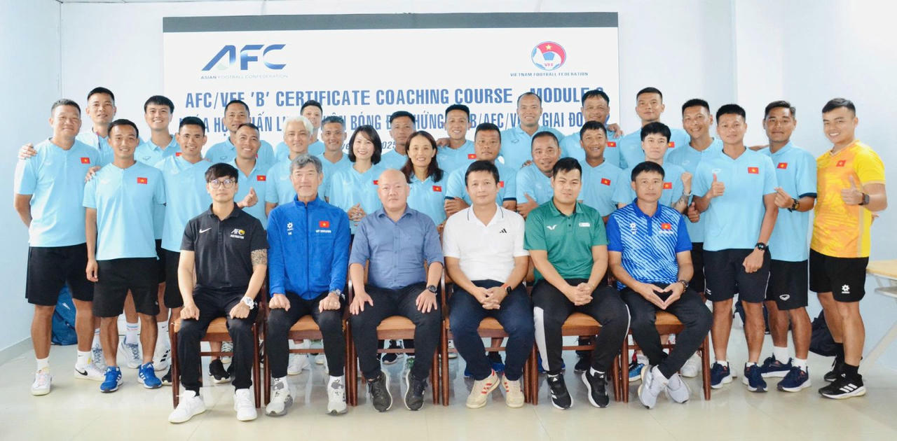 Danh thủ Lê Công Vinh tóc bạc trầm tư