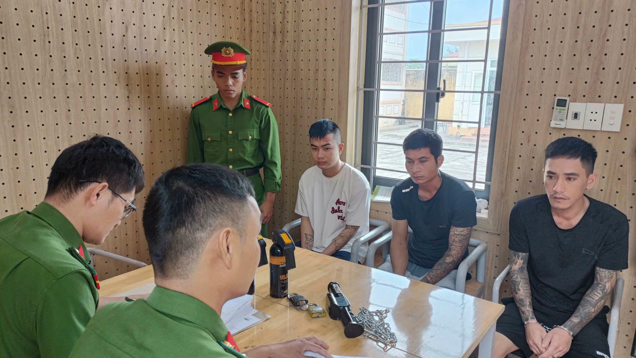 Khởi tố nhóm đối tượng dùng xích sắt trói chân nữ nhân viên để hành hạ