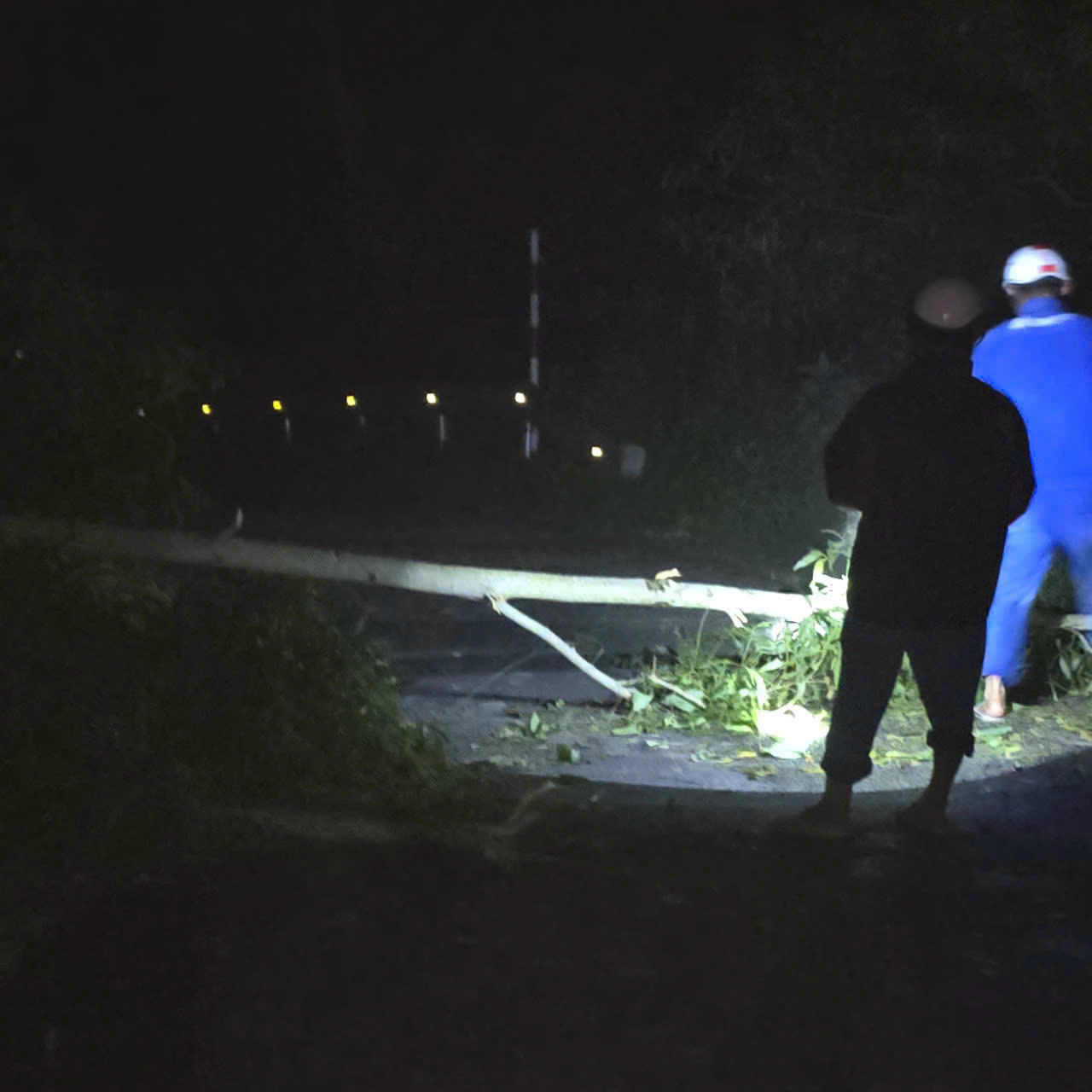 Kỹ thuật viên VNPT túc trực tại hiện trường để xử lý nhanh sự cố truyền dẫn kết nôí dịch vụ