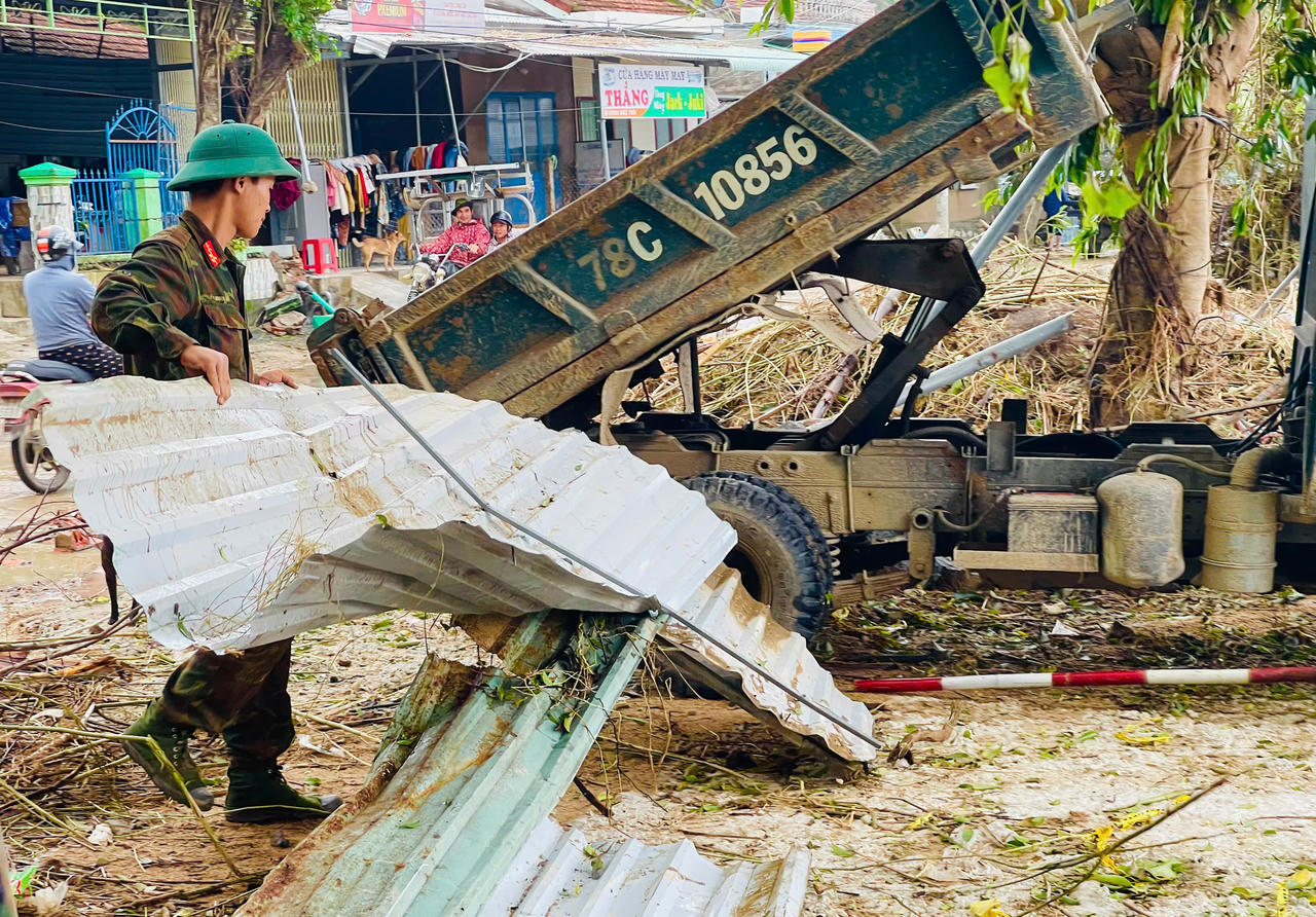 Tại các tuyến đường liên thôn ở xã Tuy An Đông, bộ đội làm việc không ngơi tay.