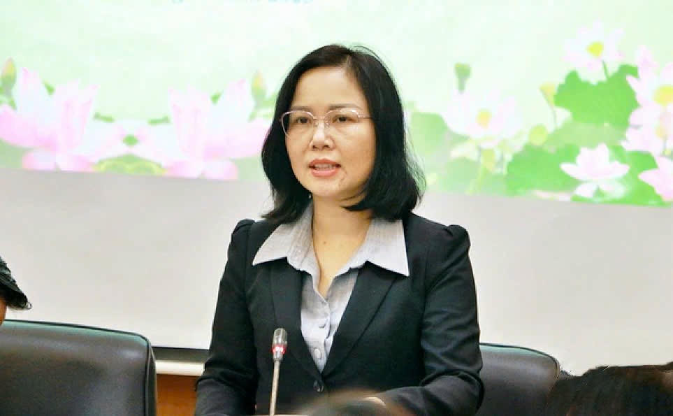 Bà Vũ Thị Hường - Phó Cục trưởng Cục Phổ biến, giáo dục pháp luật và Trợ giúp pháp lý báo cáo một số nội dung của dự thảo Luật.