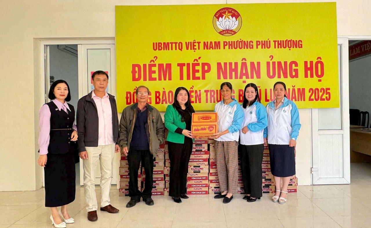 Nhân dân phường Phú Thượng đóng góp thiết thực để sẻ chia với những mất mát mà đồng bào miền Trung, Tây Nguyên đang gánh chịu.