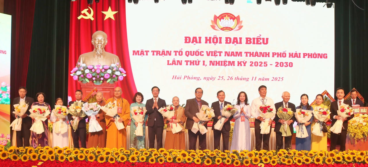 Lãnh đạo Ủy ban MTTQ Việt Nam TP tặng hoa các Ủy viên Ủy ban MTTQ Việt Nam TP thôi tham gia Ủy ban MTTQ TP nhiệm kỳ 2025 - 2030.