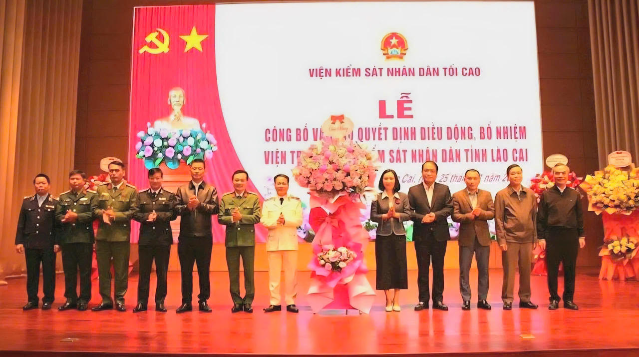 Các đại biểu tặng hoa chúc mừng tân Viện trưởng VKSND tỉnh Lào Cai Đỗ Đình Chữ.