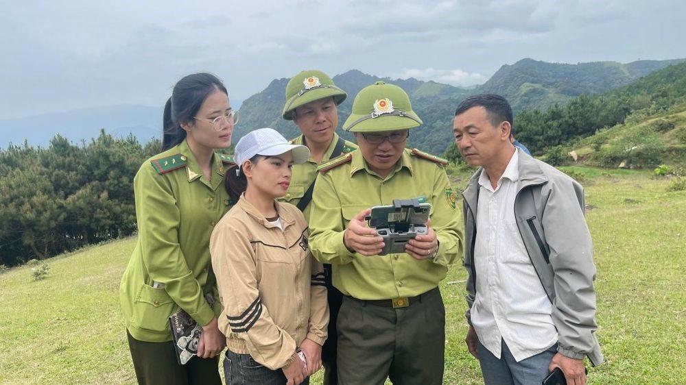 Lực lượng Kiểm lâm sử dụng Flycam&nbsp;để kiểm tra, theo dõi khu vực nguy cơ có thể xảy ra cháy rừng.. 