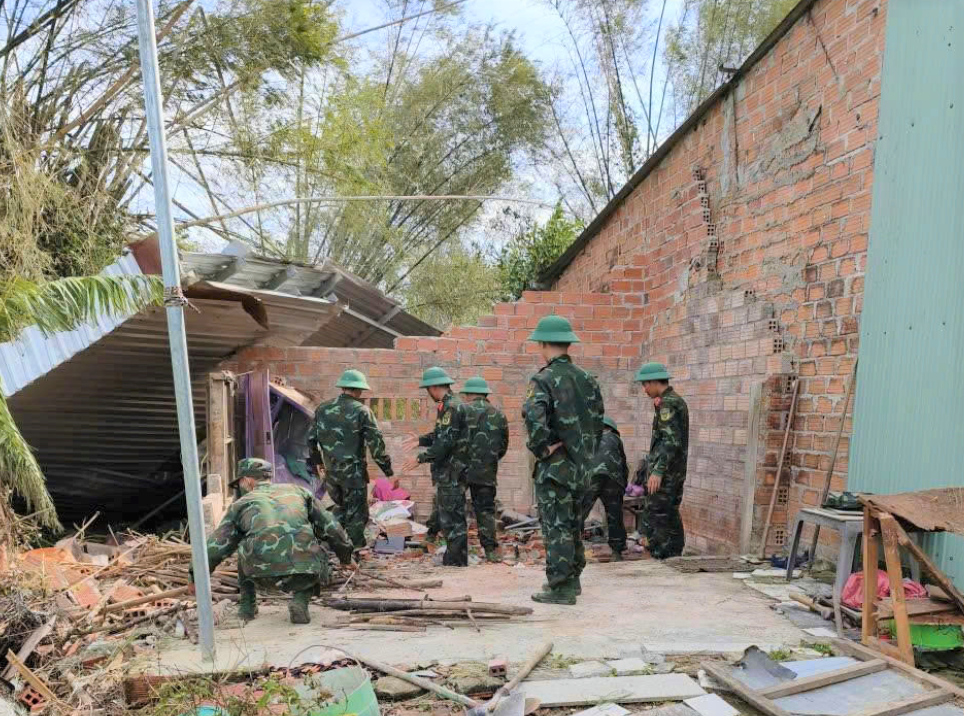 Tỉnh Gia Lai huy động các lực lượng hỗ trợ người dân sửa chữa nhà cửa sau bão số 13.