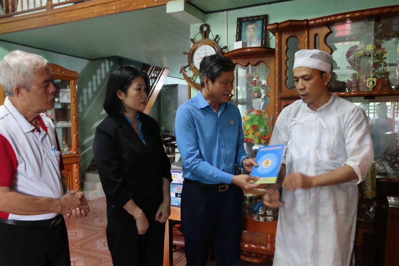 Phó Chủ tịch Huỳnh Thanh Xuân  đã đến thăm, chia buồn, trao quà hỗ trợ cho gia đình anh Thiện.