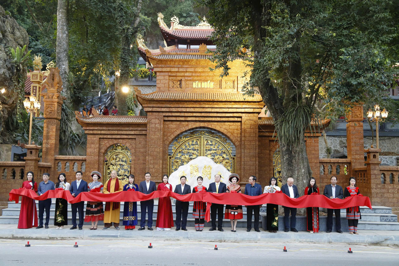 Các đại biểu cắt băng lễ khánh thành công trình tu bổ, tôn tạo Di tích lịch sử quốc gia đền Đuổm.