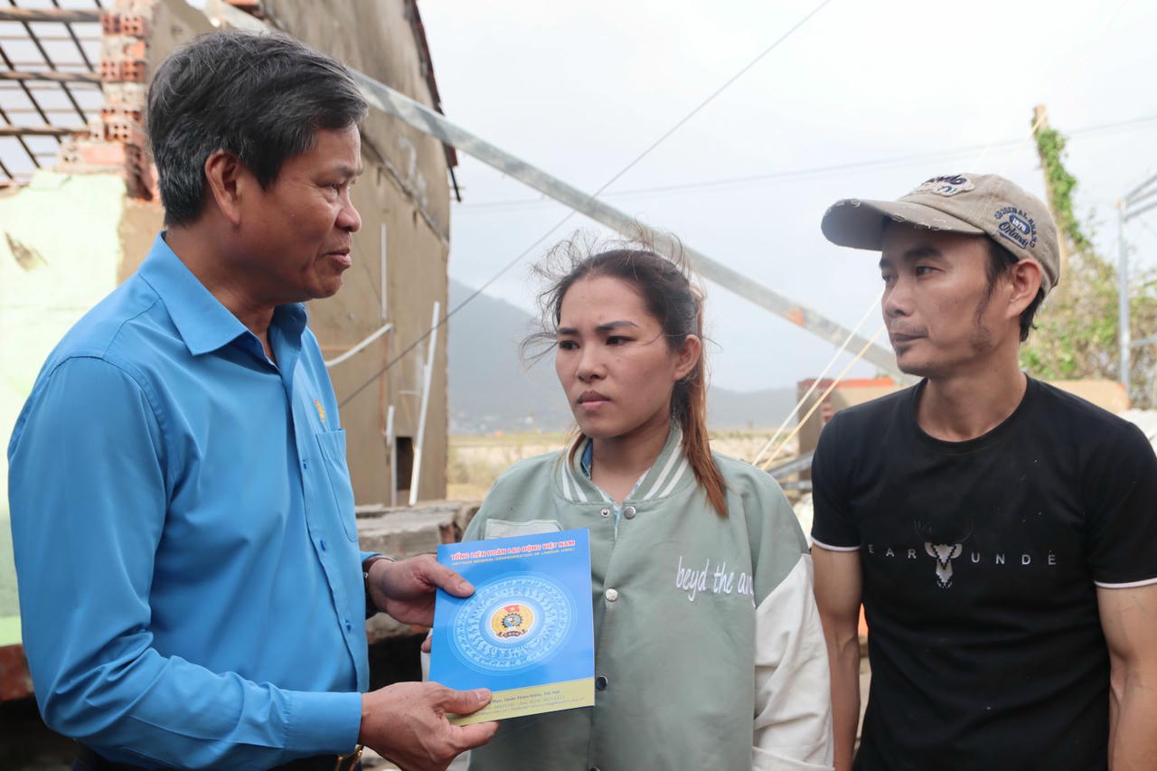 Ông Huỳnh Thanh Xuân trao quà hỗ trợ cho vợ chồng công nhân bị sập nhà do lũ.