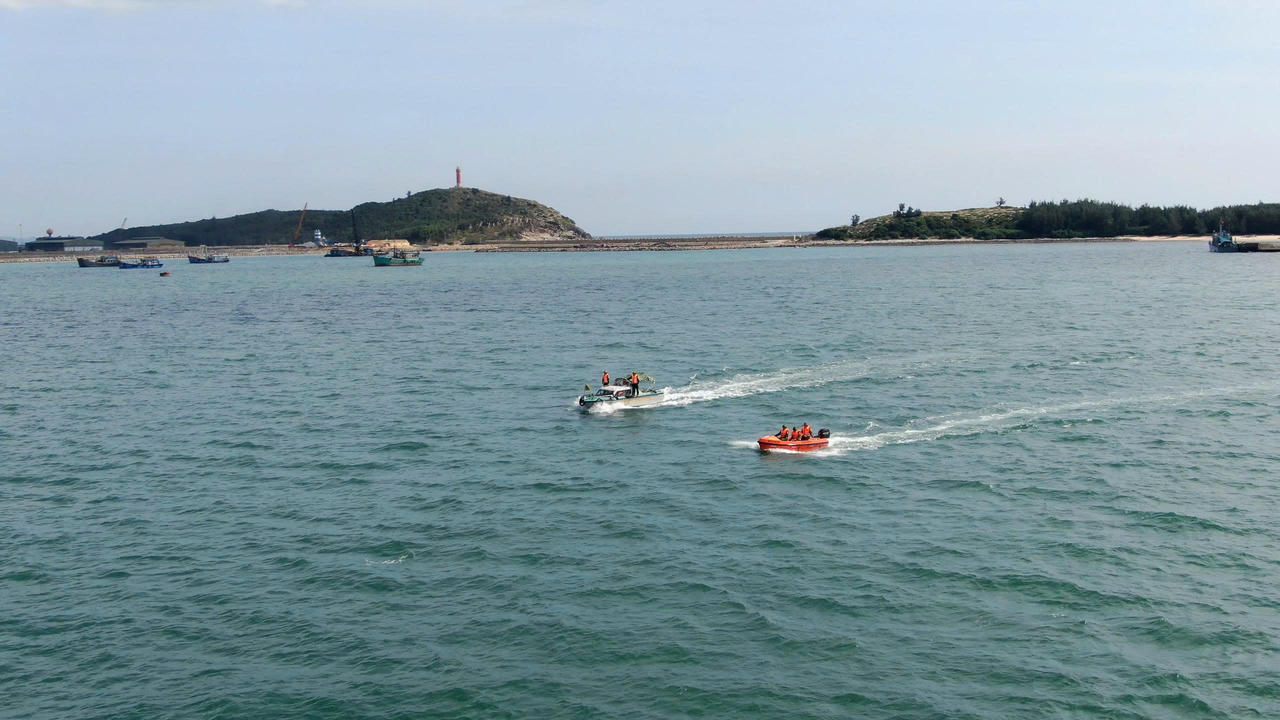 Lực lượng Biên phòng kiểm tra, giám sát tàu cá tại khu vực cửa biển, bảo đảm tàu đủ điều kiện trước khi xuất bến.