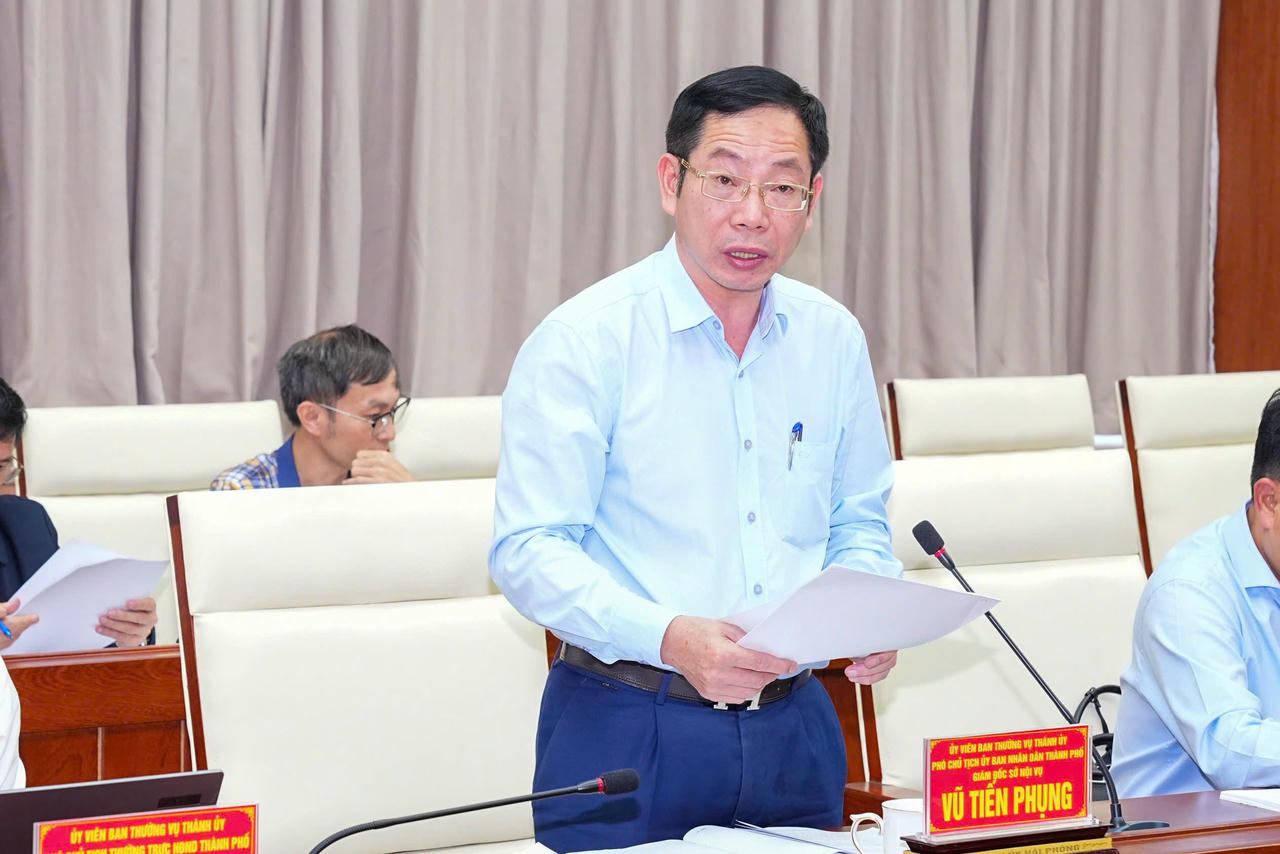 Phó Chủ tịch UBND thành phố, Giám đốc Sở Nội vụ Vũ Tiến Phụng phát biểu tại Hội nghị.