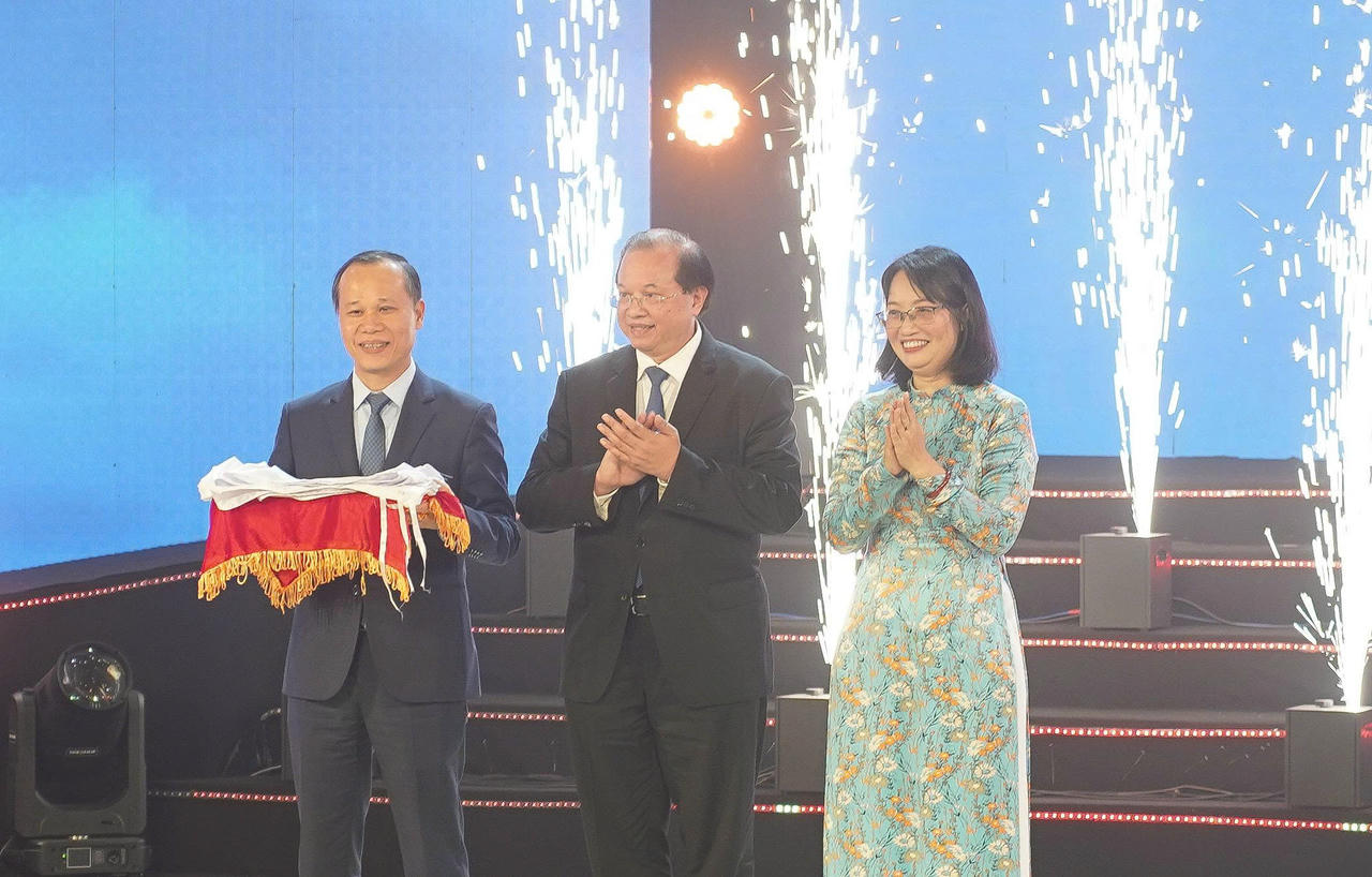 Lễ trao cờ cho đại diện tỉnh Bắc Ninh - đơn vị đăng cai Liên hoan phim Việt Nam lần thứ XXV- Ảnh: BTC