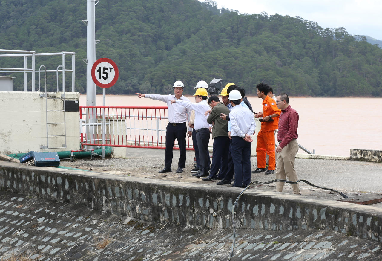 Đoàn công tác của Bộ Công Thương kiểm tra tại hồ chứa thuỷ điện Đại Ninh.