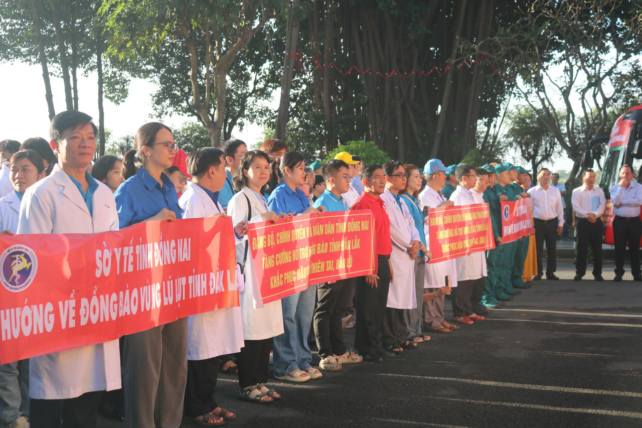 Lực lượng trong đoàn công tác đi hỗ trợ.