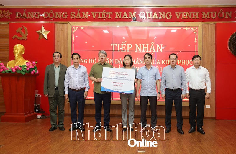 Các đồng chí lãnh đạo tỉnh tiếp nhận kinh phí, tri ân các đồng chí nguyên lãnh đạo tỉnh và đại diện một số đơn vị.