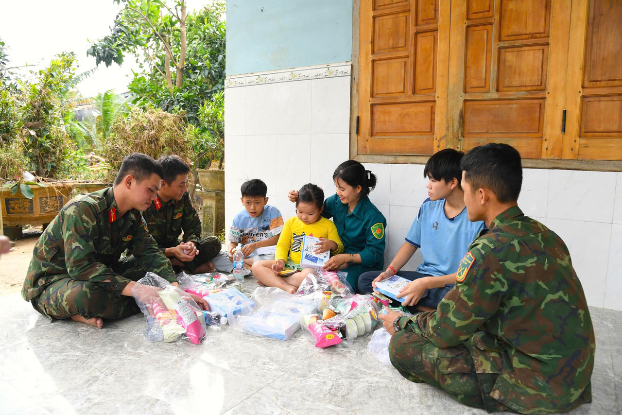 Nhận những món quà từ các chú bộ đội, anh em Thiên - Trâm hứa sẽ chăm ngoan học giỏi.