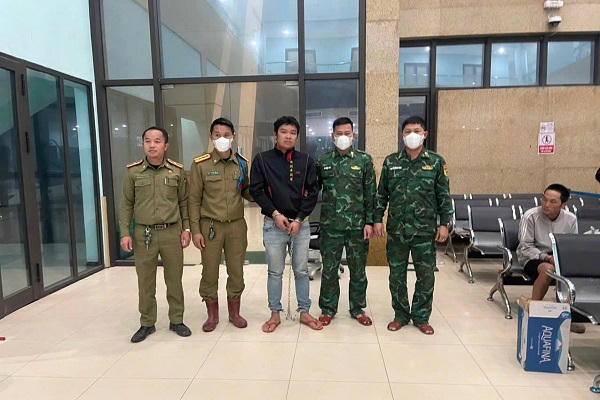 Tiếp nhận 2 đối tượng trốn truy nã do Công an Lào bắt giữ, trao trả về Việt Nam