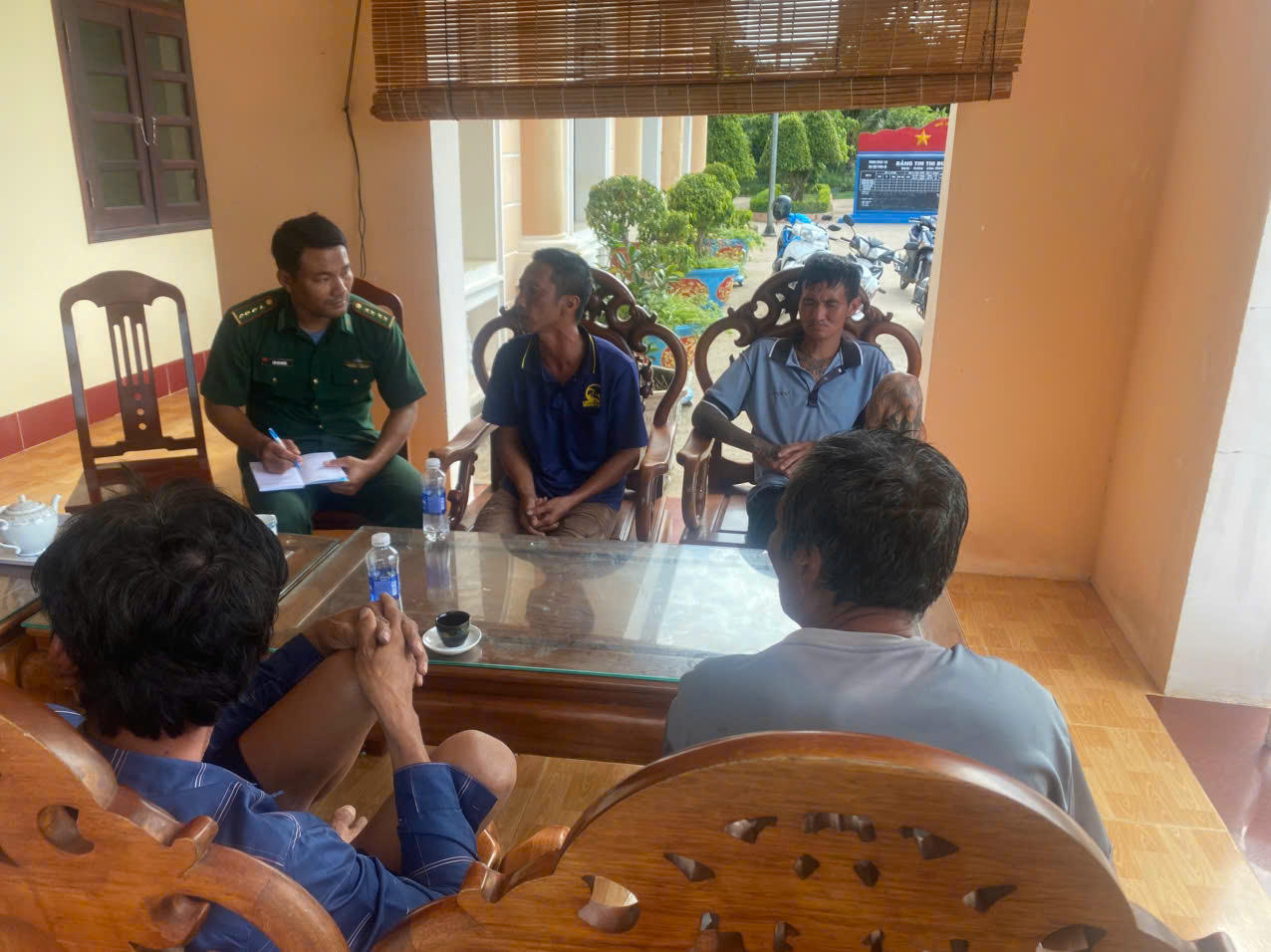 Chỉ huy đồn Biên phòng Thổ Châu thăm hỏi, động viên tinh thần 4 ngư dân.