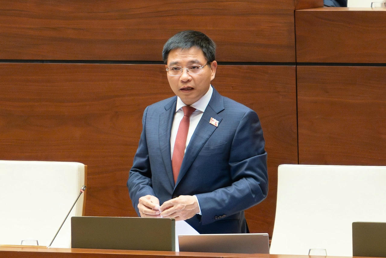 Bộ trưởng Bộ Tài chính Nguyễn Văn Thắng báo cáo làm rõ một số vấn đề được đại biểu Quốc hội quan tâm.