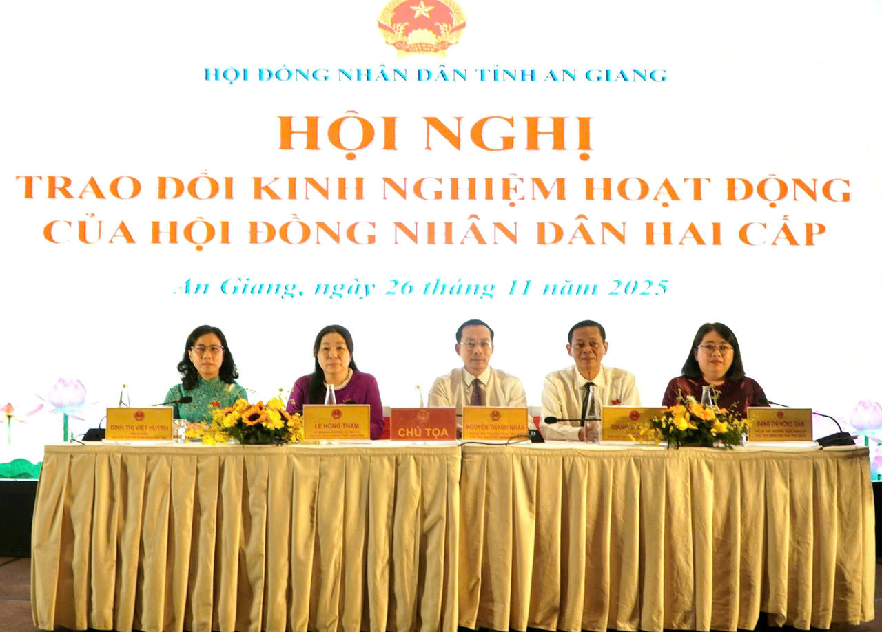 Chủ tọa Hội nghị trao đổi kinh nghiệm hoạt động HĐND hai cấp.