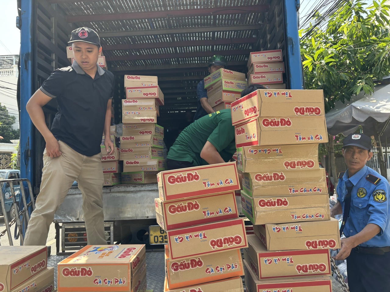 Báo Pháp luật Việt Nam đưa hơn 20 tấn hàng thiết yếu đến người dân vùng lũ