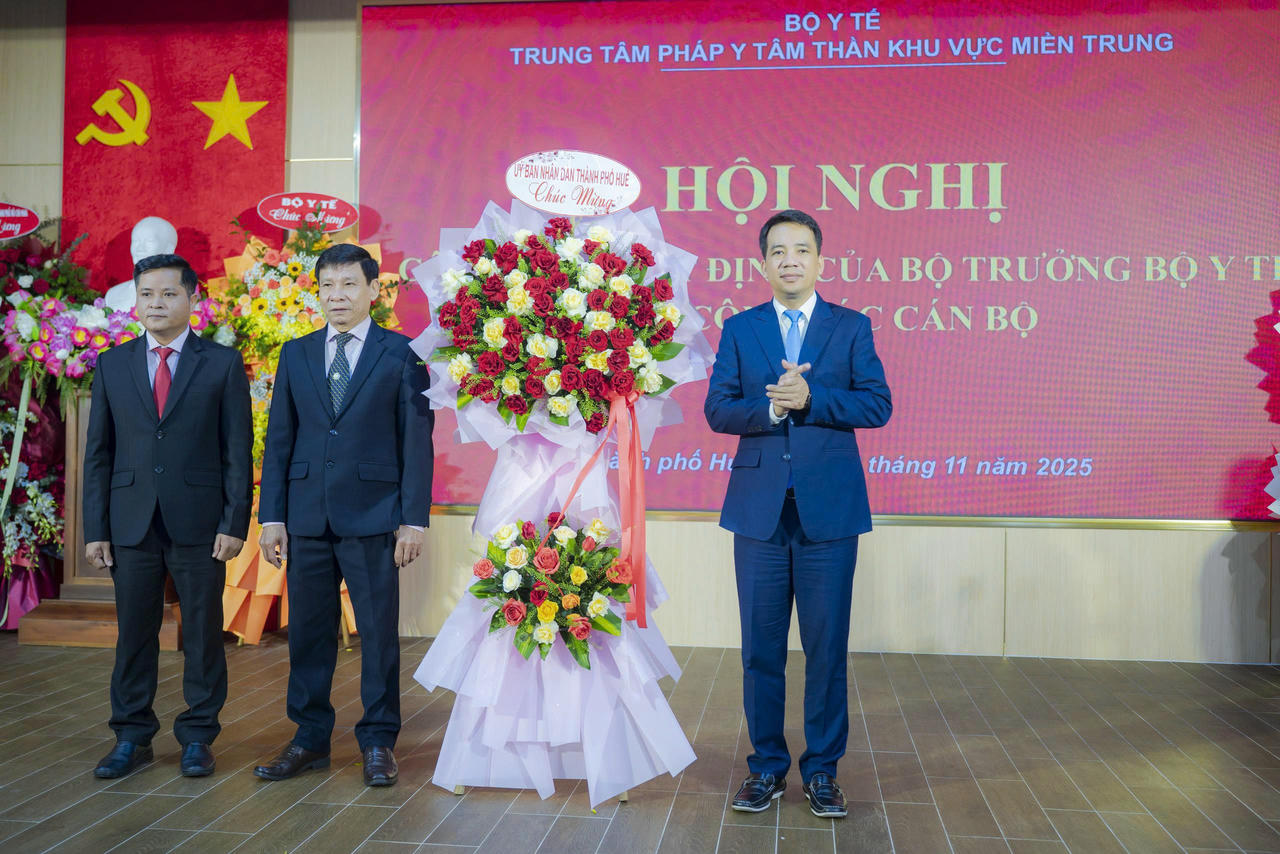 Ông Trần Hữu Thùy Giang, Phó Chủ tịch UBND TP Huế chúc mừng lãnh đạo Trung tâm&nbsp;Pháp y tâm thần khu vực miền Trung.