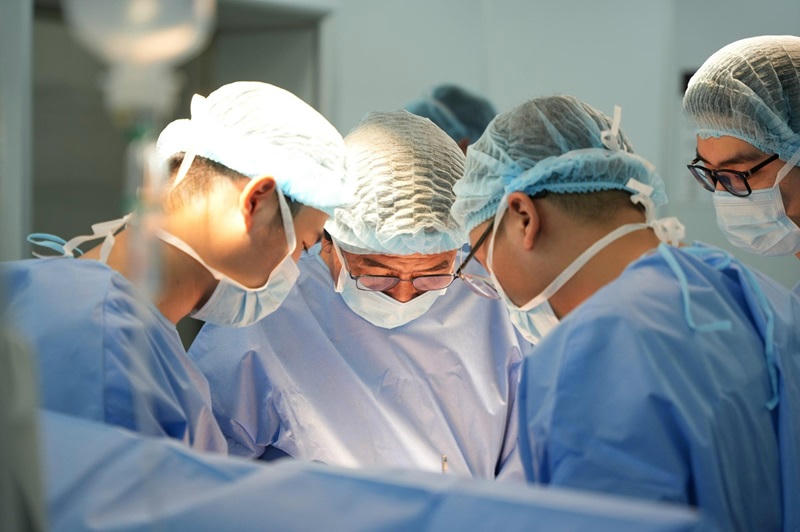 PGS Lưu Hồng Hải - Hình ảnh bác sĩ cùng ekip trong phòng phẫu thuật
