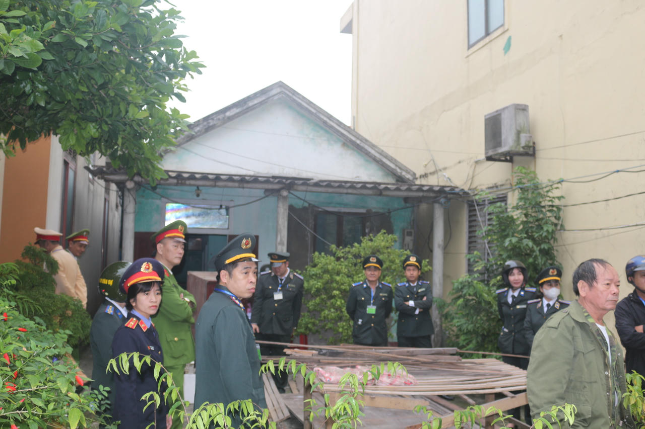 Lực lượng chức năng triển khai nhiệm vụ, đảm bảo an ninh trật tự khu vực cưỡng chế..