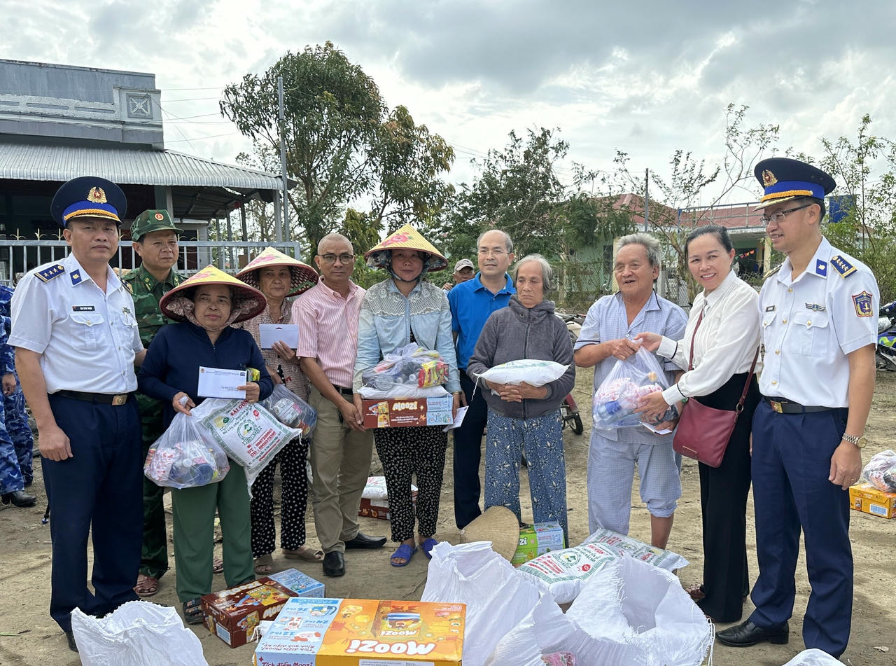 Trao quà cho bà con nhân dân xã Tây Hòa Đông, tỉnh Đắc Lắk.