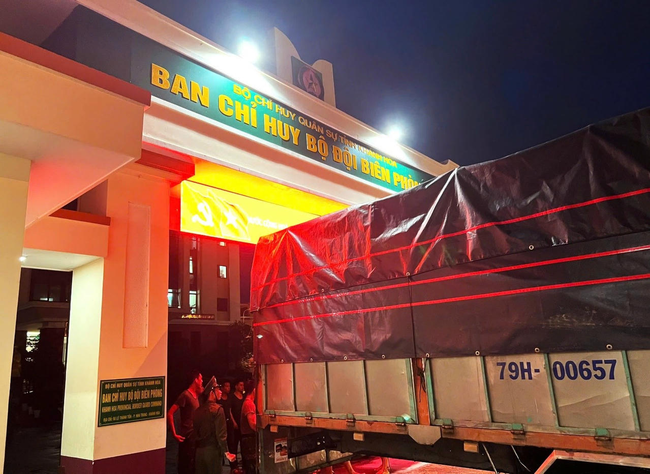 Các xe chở nước đã nhanh chóng đến các điểm tập kết tại Khánh Hòa phục vụ nhu cầu thiết yếu của người dân vùng lũ.