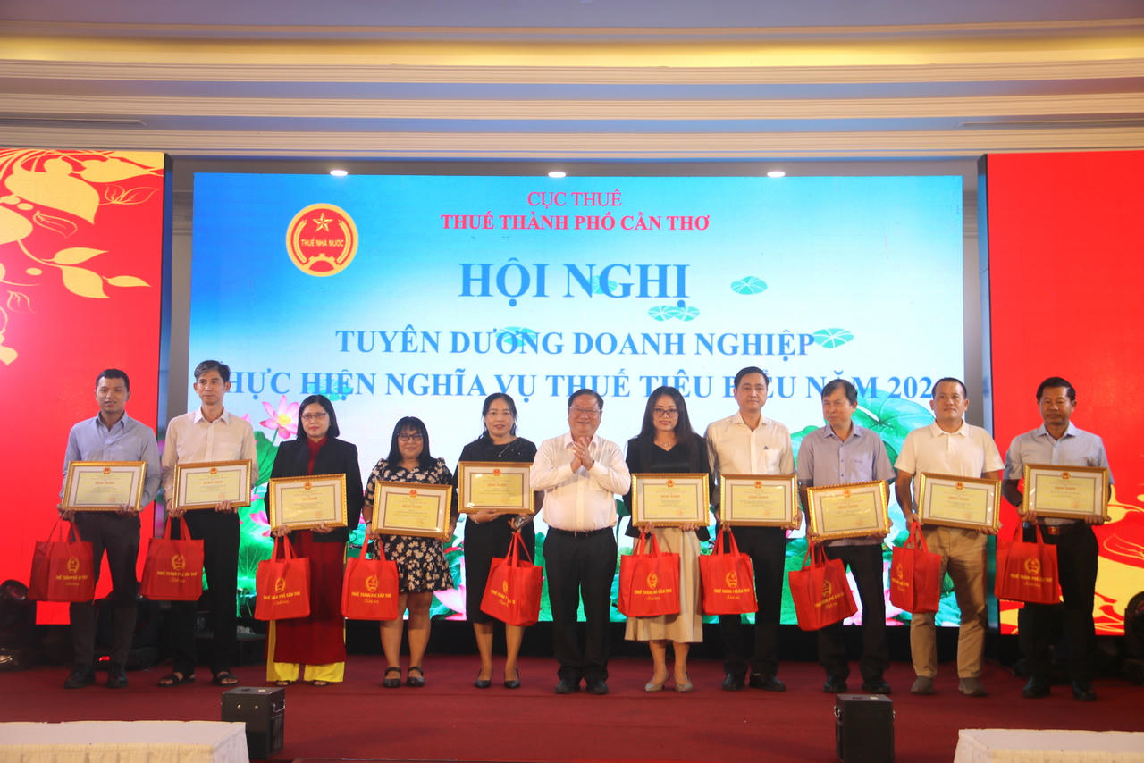 Nhiều doanh nghiệp vinh dự nhận Bằng khen của Chủ tịch UBND TP Cần Thơ.